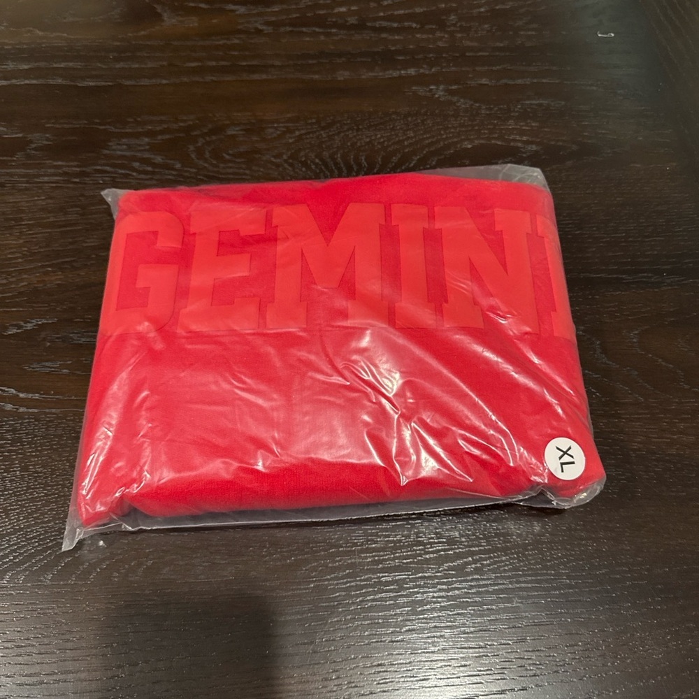 ♊ Gildan Heavy Blend Gemini Crewneck Sweatshirt – Red (XL) | NEW ♊